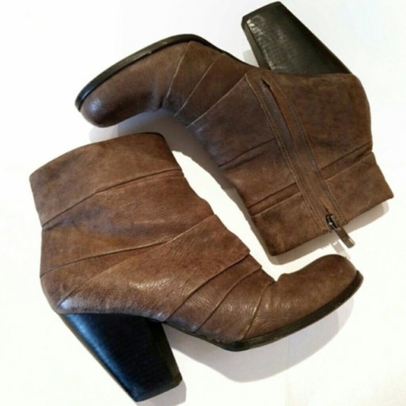 Vince Camuto leather bootie heeled sz. 9 - Picture 1 of 16
